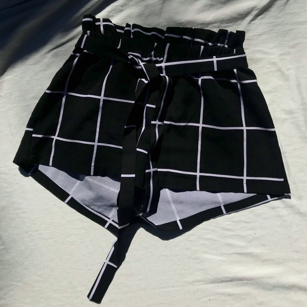 Comfy blk  n wht shorts
